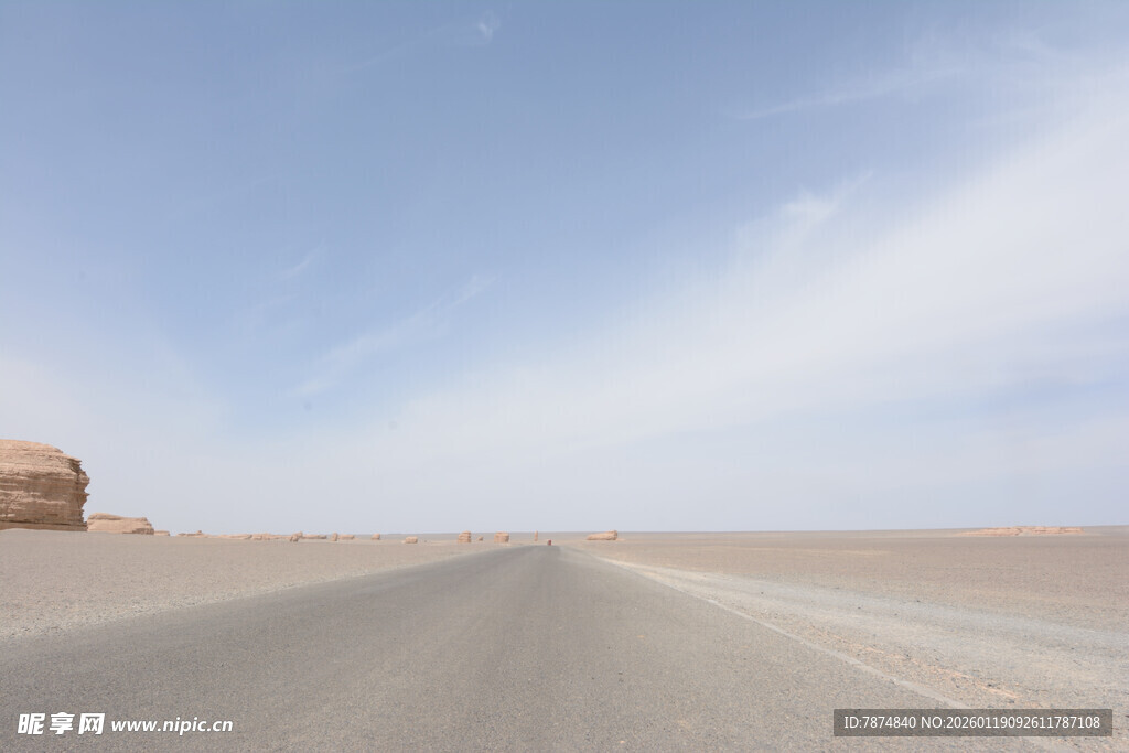沙漠中的空旷公路