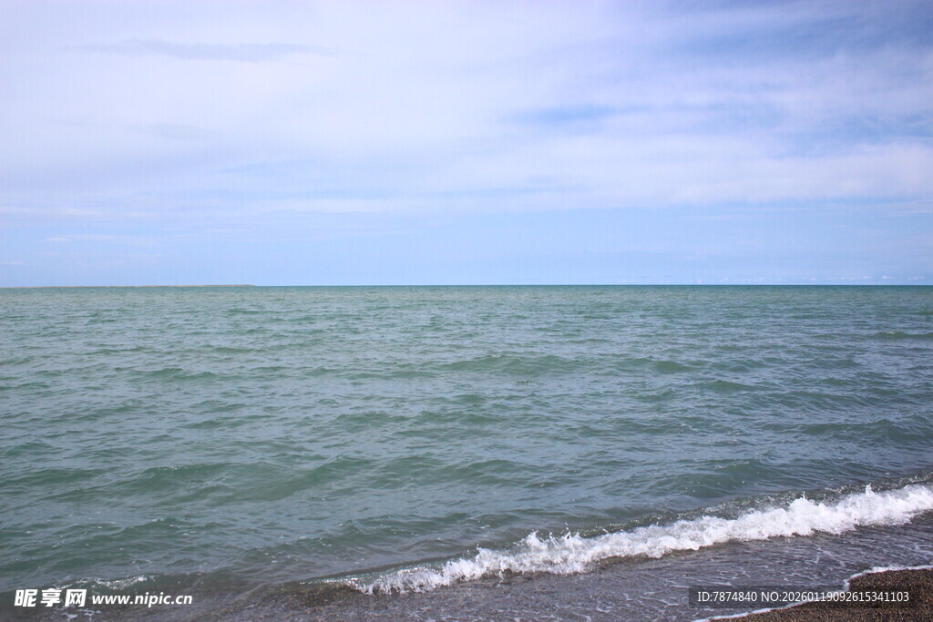 海边风景 海浪轻拍沙滩