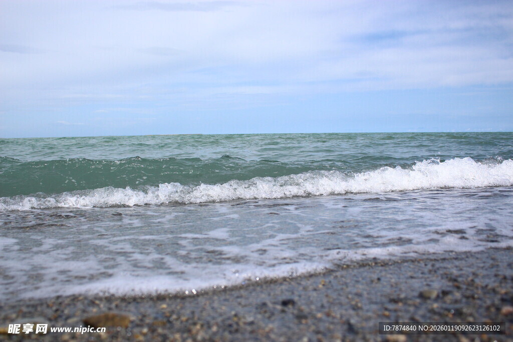 海边浪花拍打卵石海岸