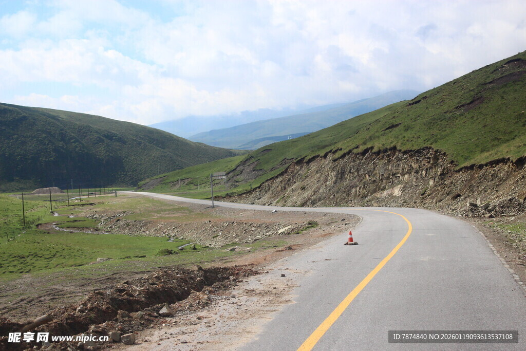 蜿蜒山路穿行于青山之间
