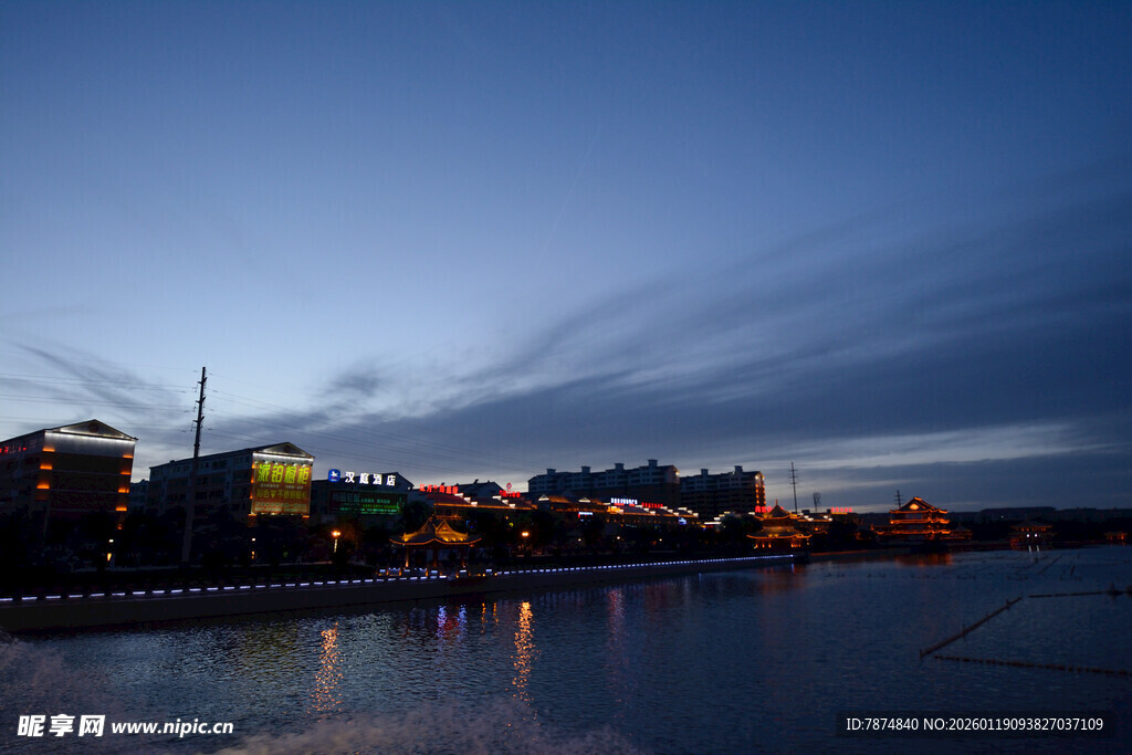 黄昏河畔城市美丽夜景