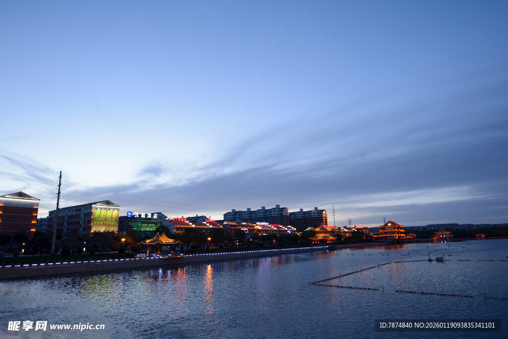 河畔夜景 城市灯火映水面