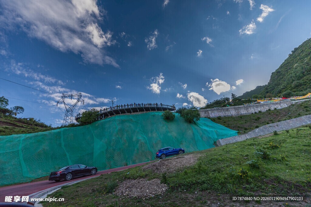 山间蓝湖旁的蜿蜒公路