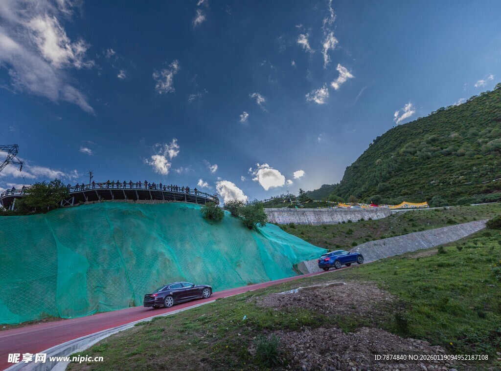 美丽湖畔公路景观
