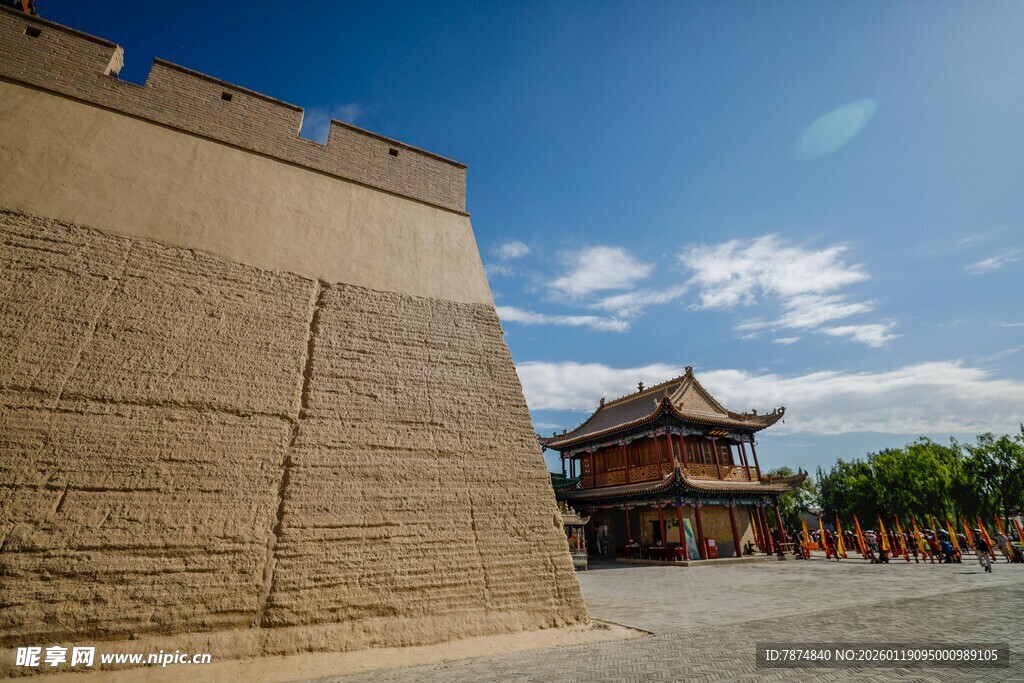 嘉峪关古城墙与中式建筑