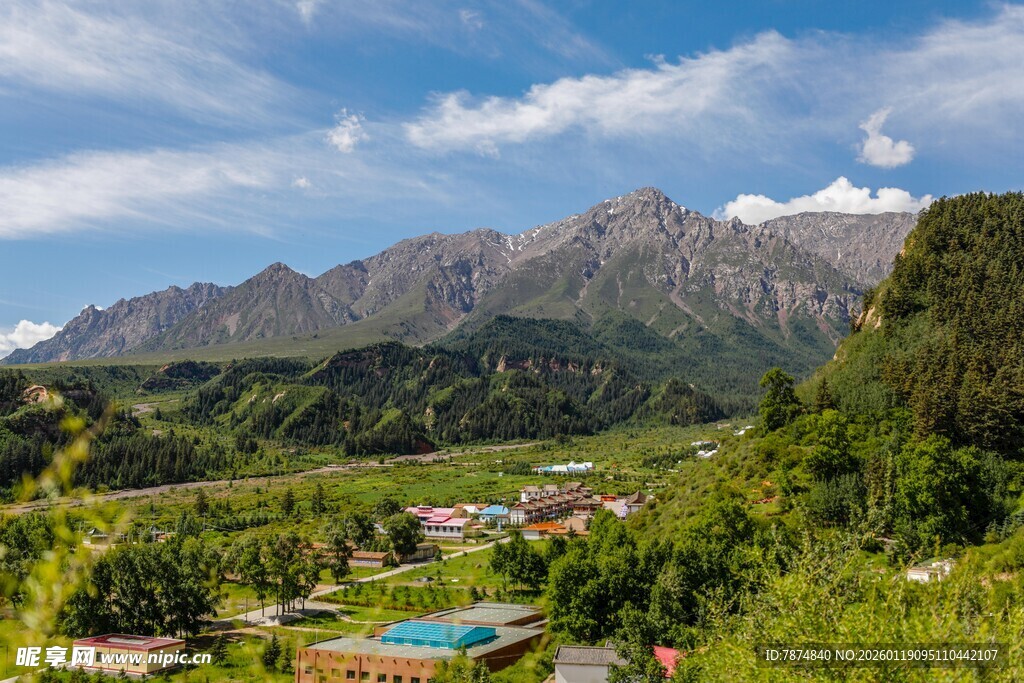 山间绿野中的美丽景致