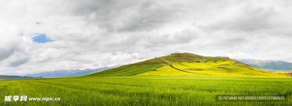 草原山丘美景