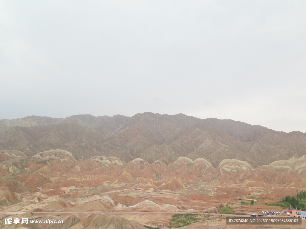 荒凉山丘景观