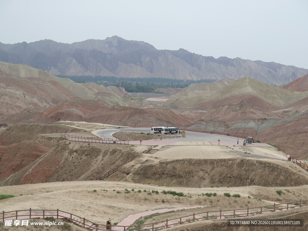 丹霞地貌中的蜿蜒道路