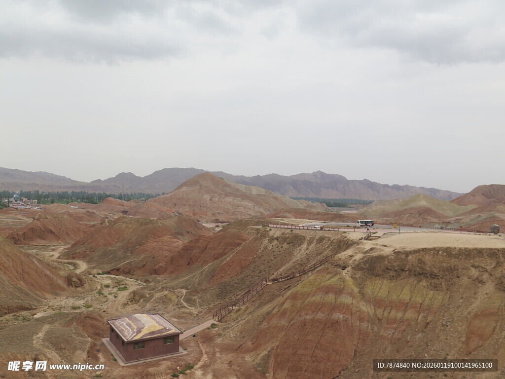 西北山地中的小屋景观