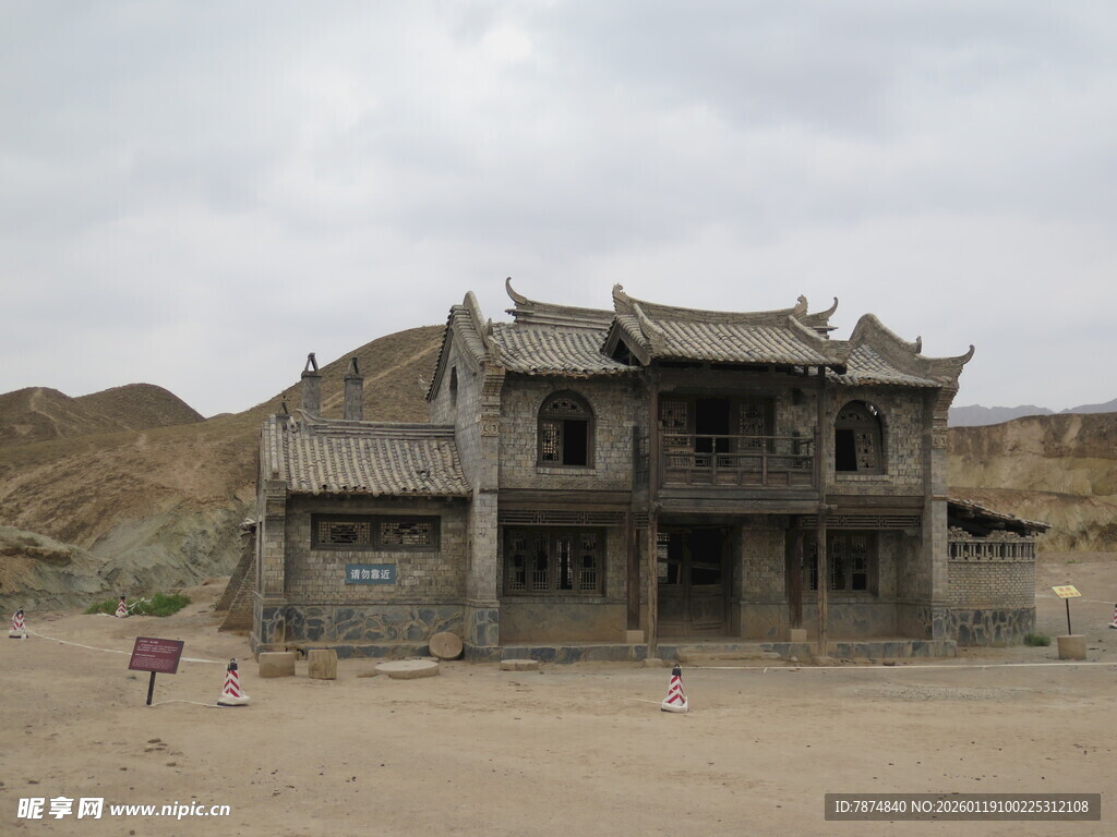 沙漠中的古老中式建筑