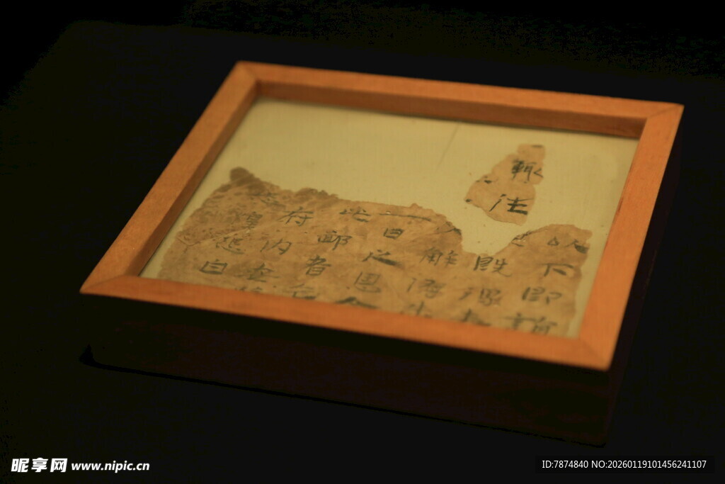 古代山水图景框内展示