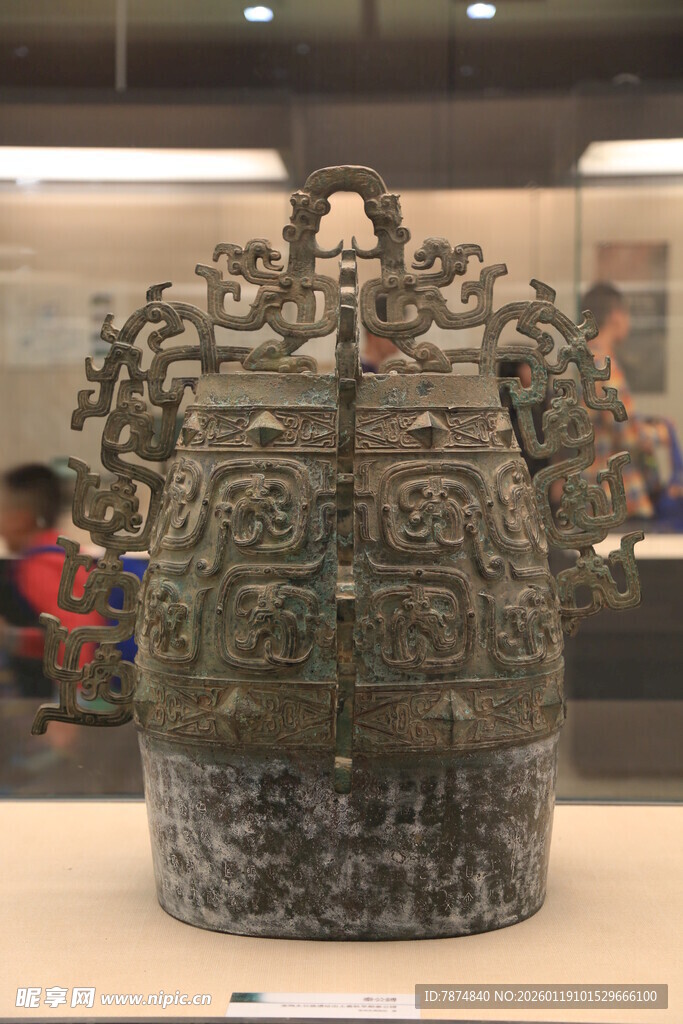 古代精美青铜编钟展示