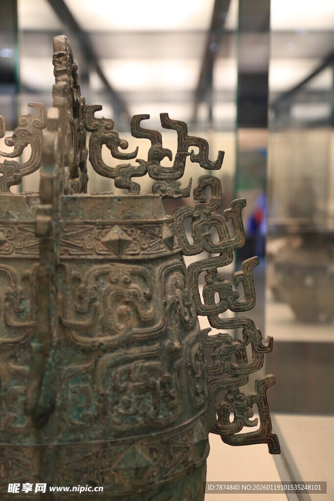 精美古代青铜器皿