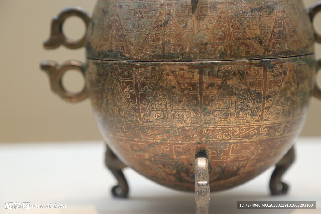 古代三足带环青铜容器