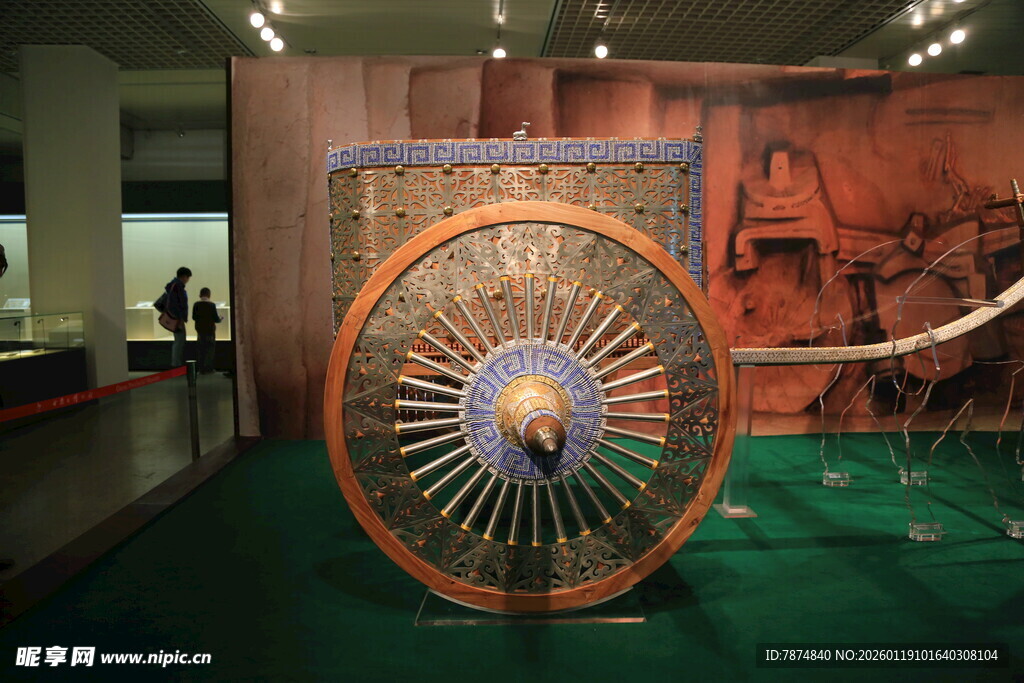 古代精美车轮文物展示