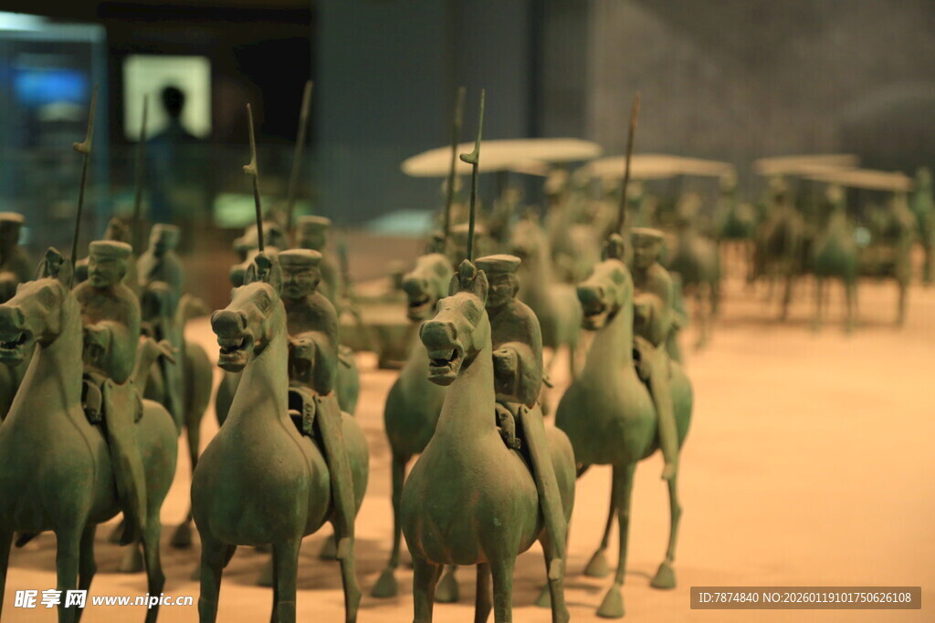 古代青铜骑兵俑阵列