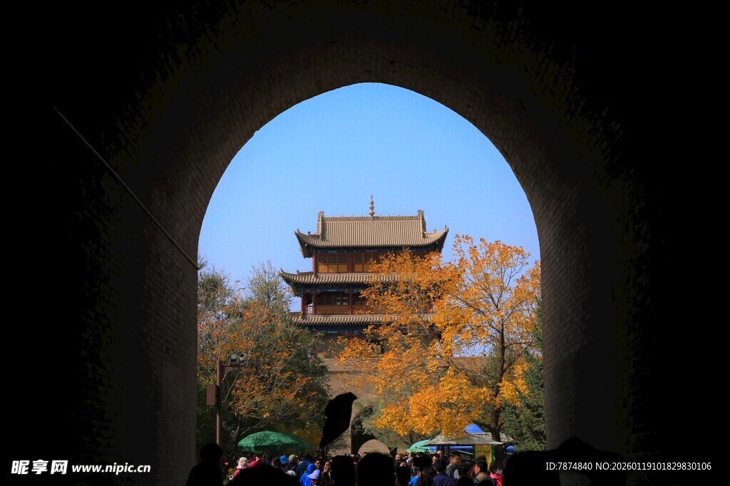 透过拱门望古楼秋景