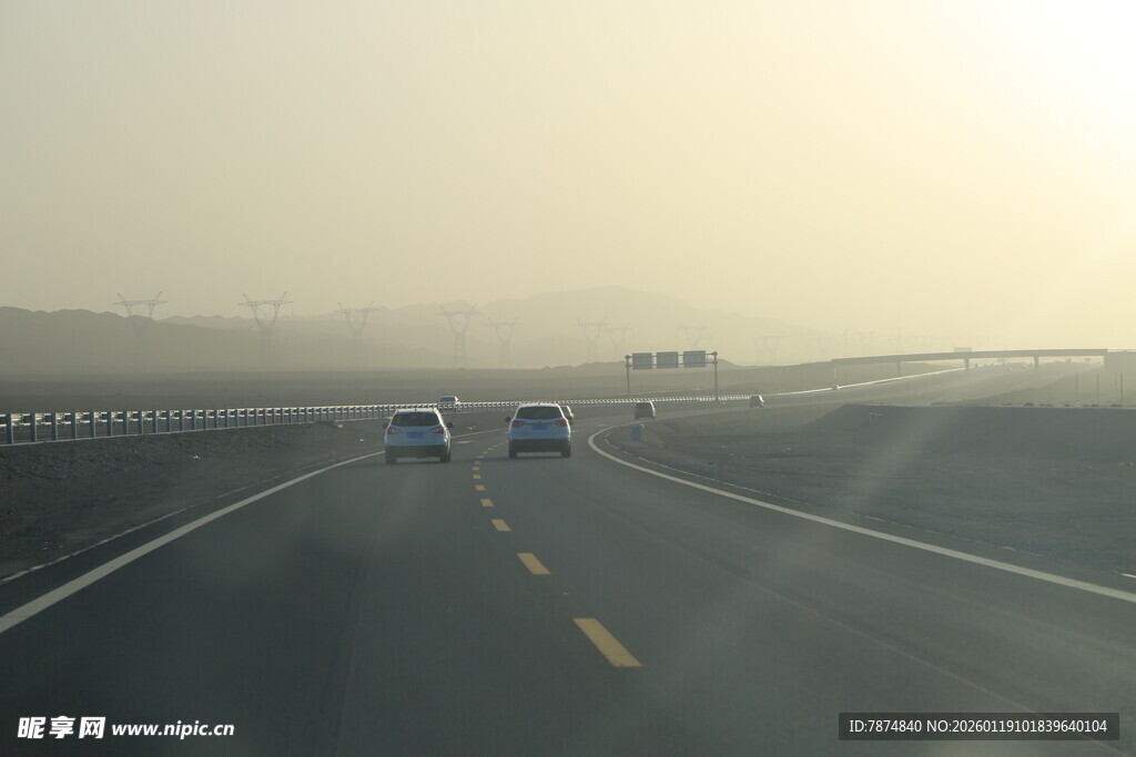 公路上行驶的车辆