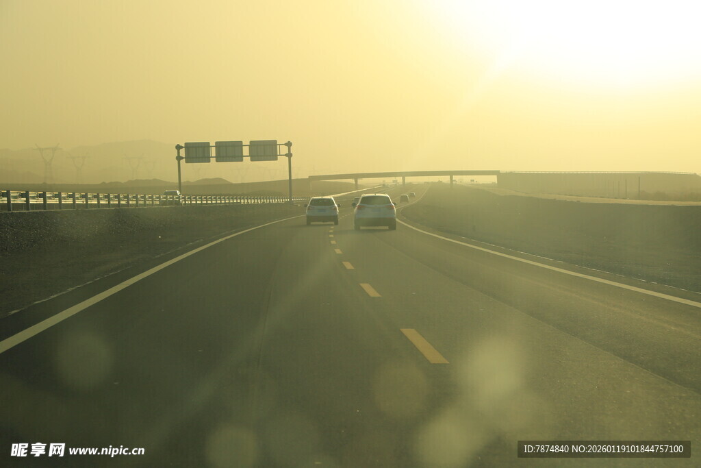 夕阳下的高速公路行车景