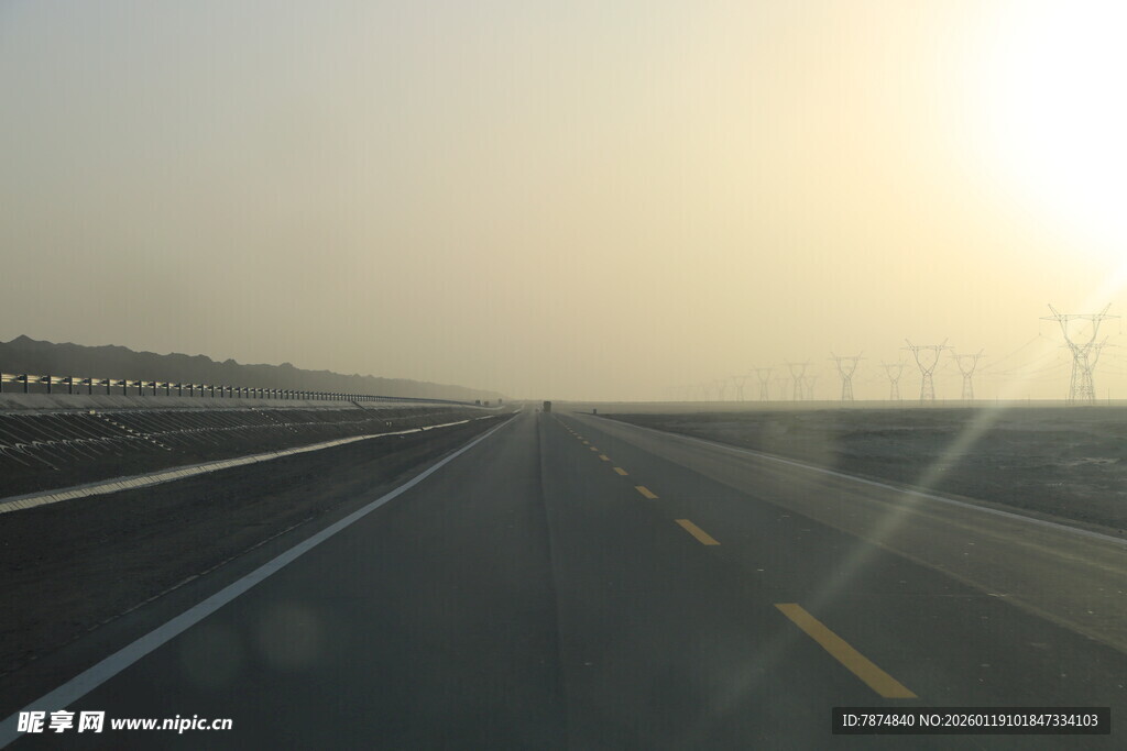 公路上的日落美景