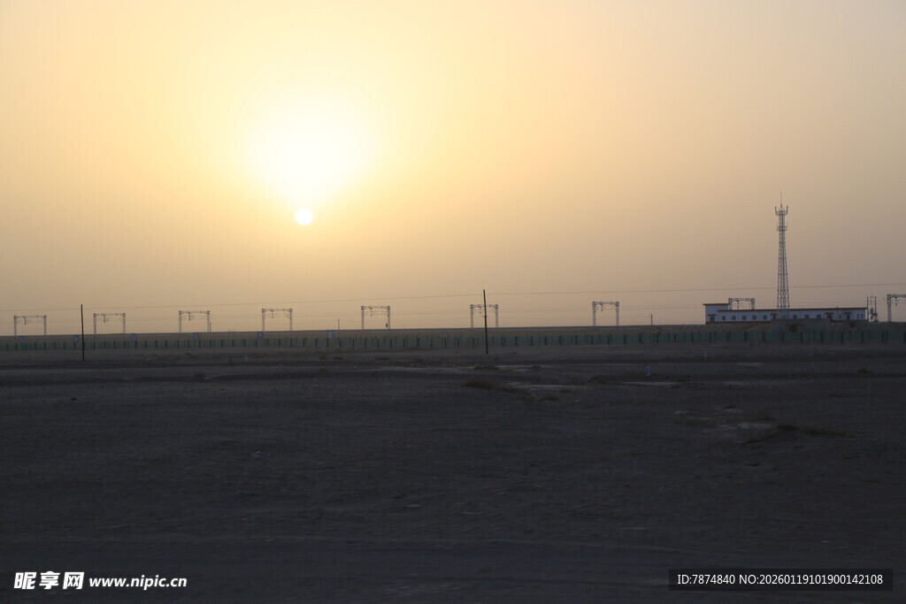 夕阳下的空旷场地与设施
