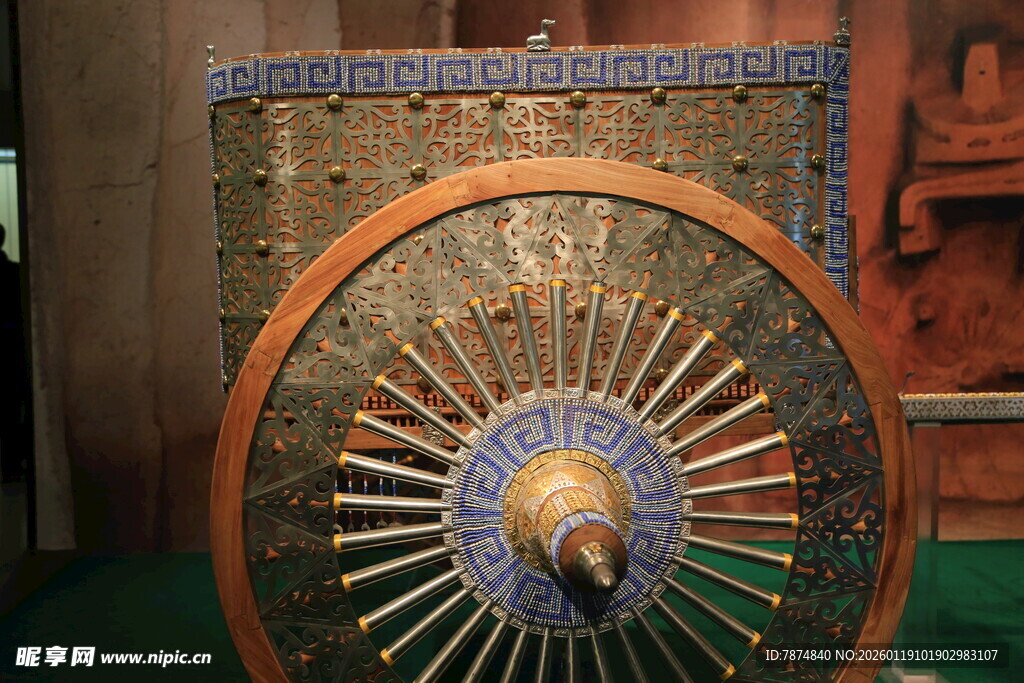 古代精美车轮文物展示