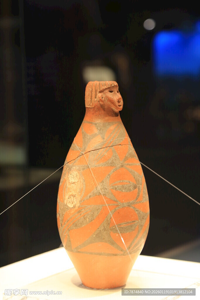 古代彩绘陶瓶展示