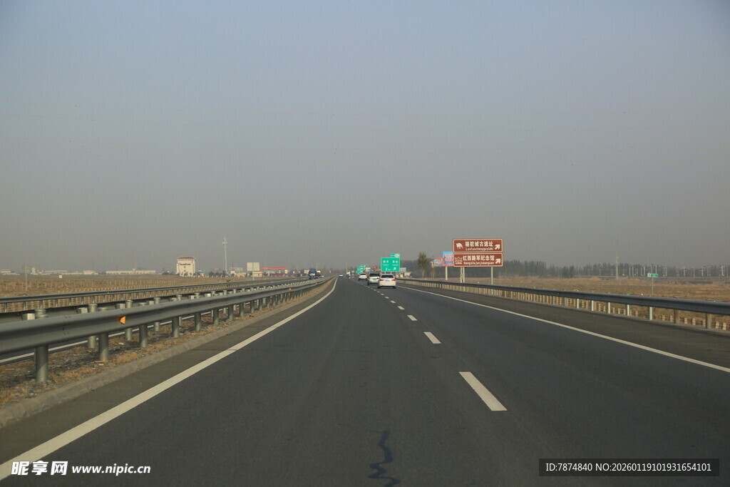 宽阔公路上的行驶景象