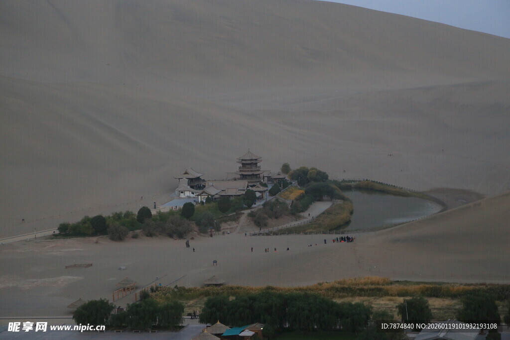沙漠中的绿洲景观