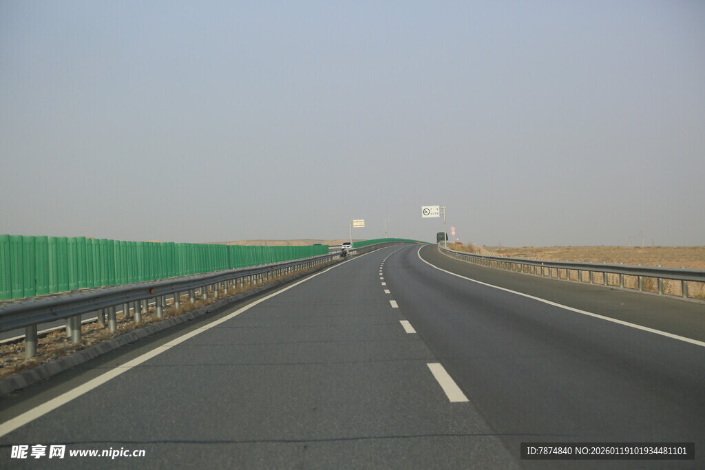 宽阔公路延伸向远方