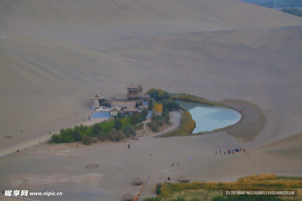 沙漠中的绿洲与建筑景观