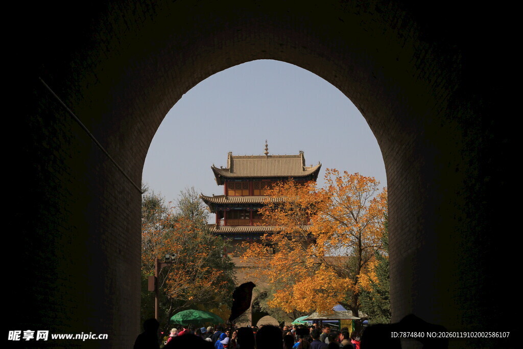 透过拱门看古建秋景