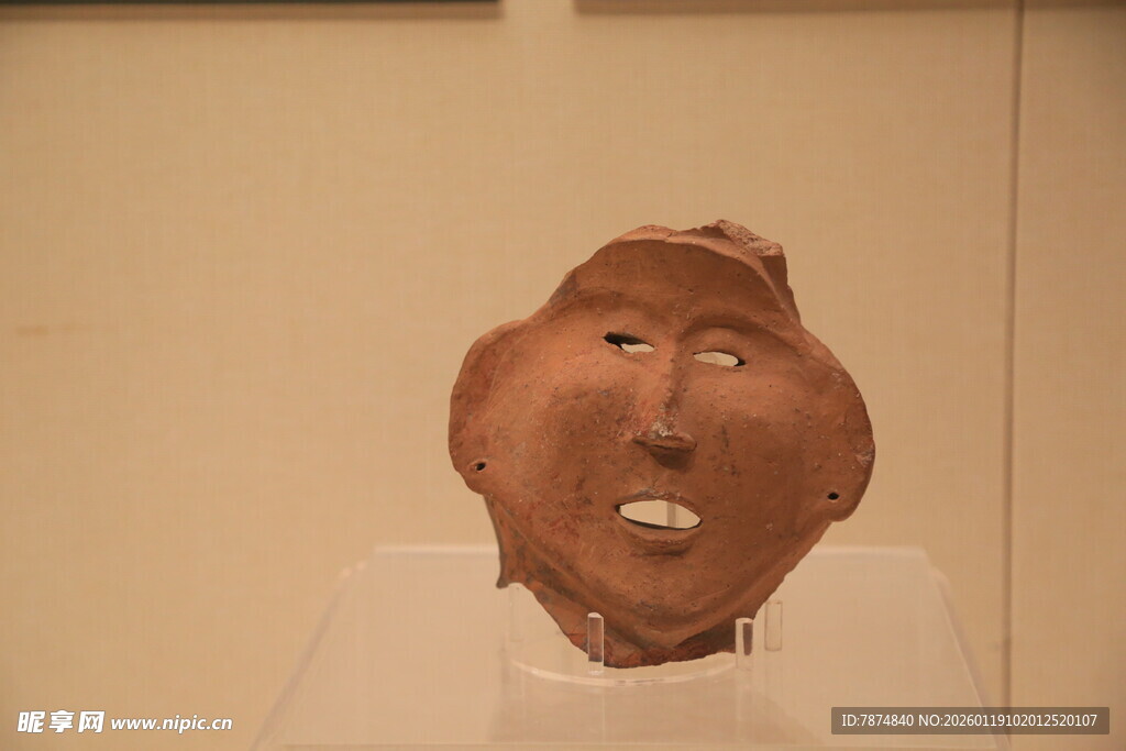 奇特面具雕塑
