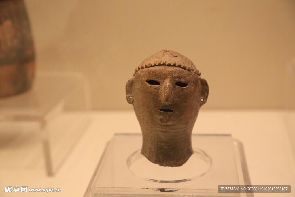 古代陶制人头像展品