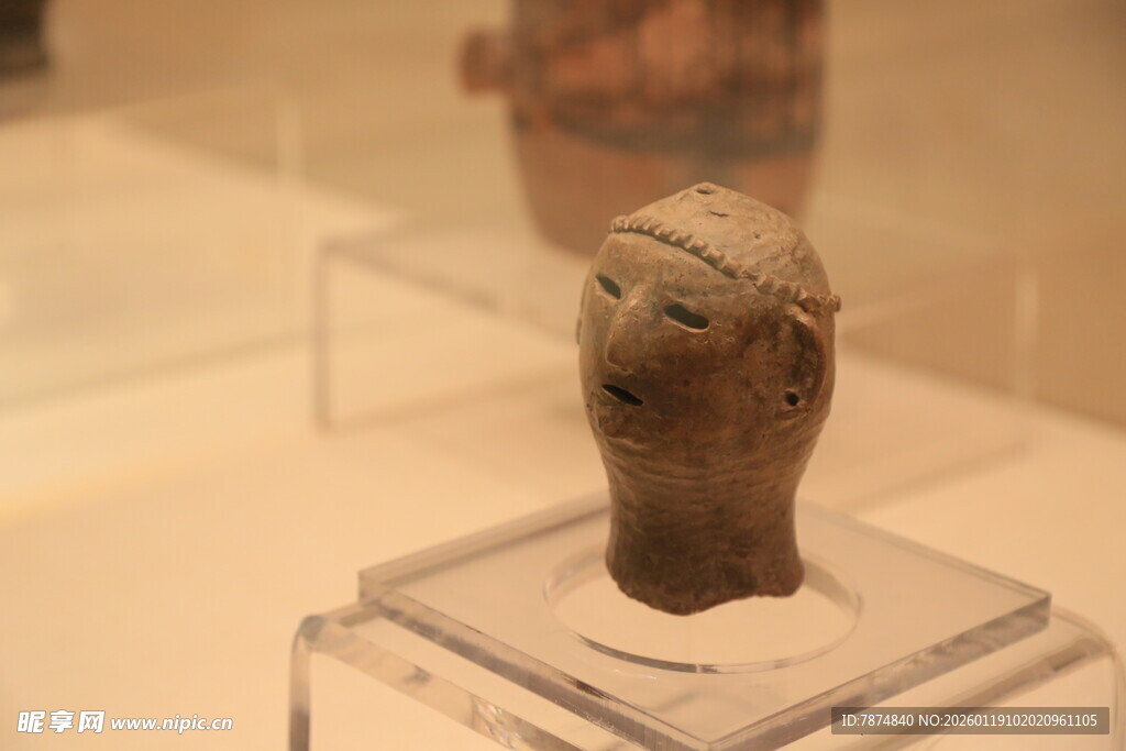 古代陶制兽首雕塑展示