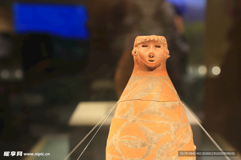 古老陶制人像艺术品展示