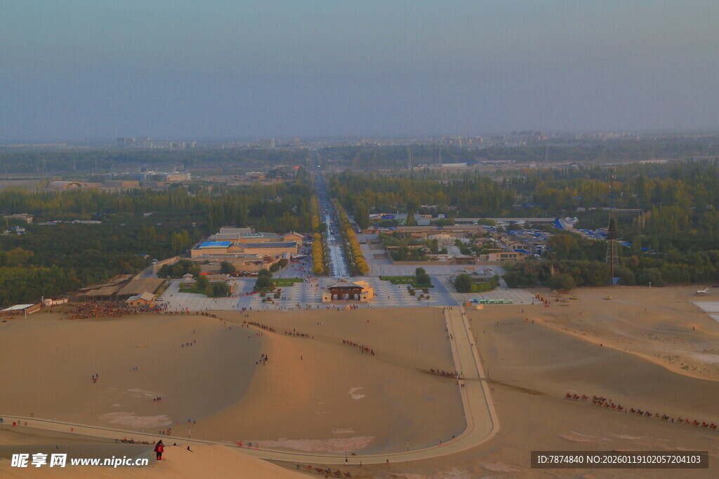 俯瞰沙漠中的建筑景观