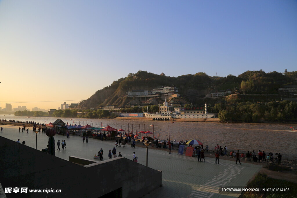 江边日落时的热闹景象