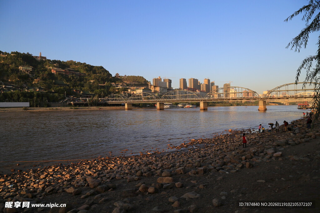 河畔城市风光美景
