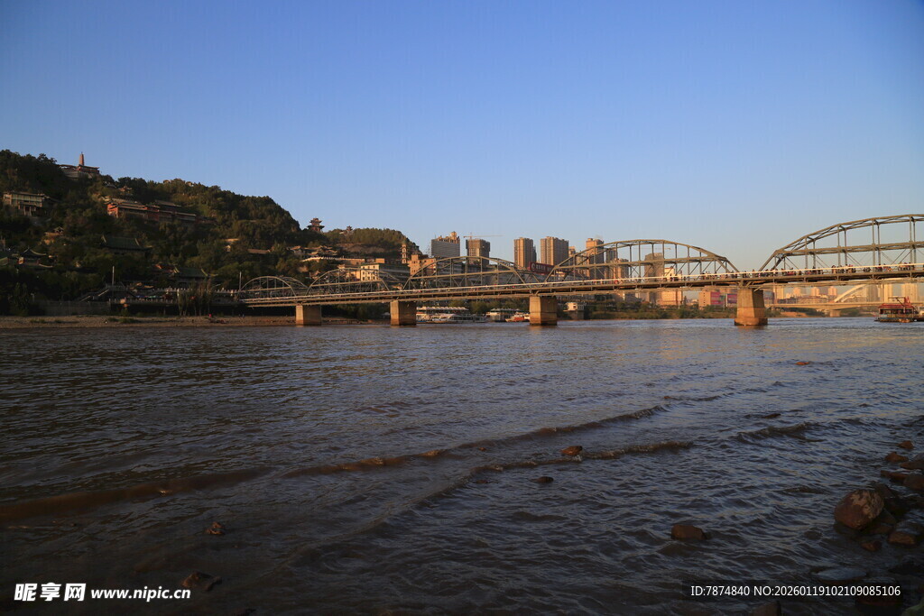 河畔桥梁风景
