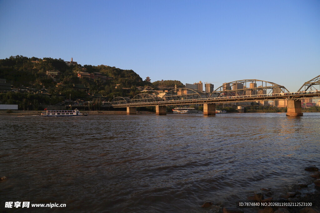 河畔桥梁风景