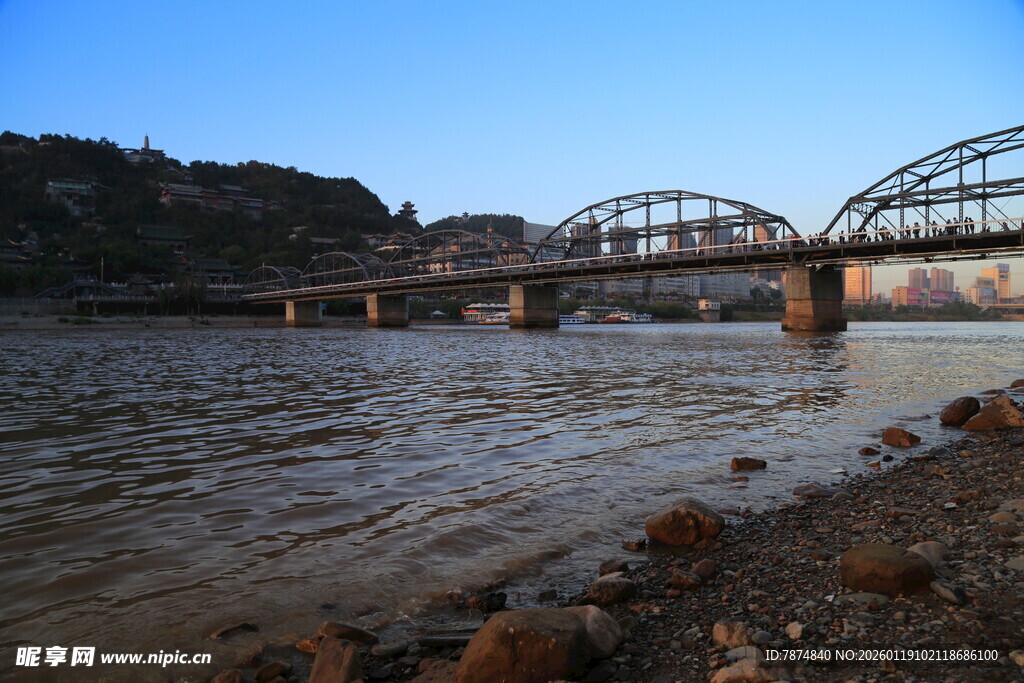 河畔桥梁风景