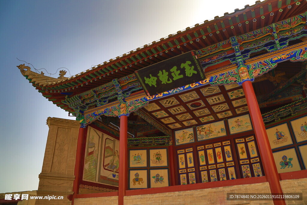 中式古建屋檐下的精美景致