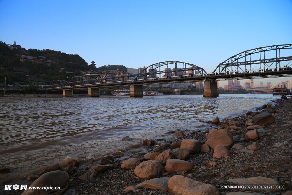 河畔桥梁与岸边嶙峋石块