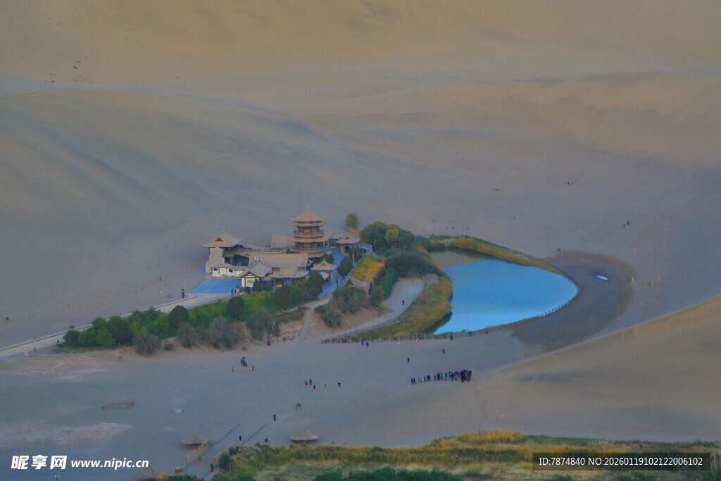 沙漠中的绿洲与建筑景观
