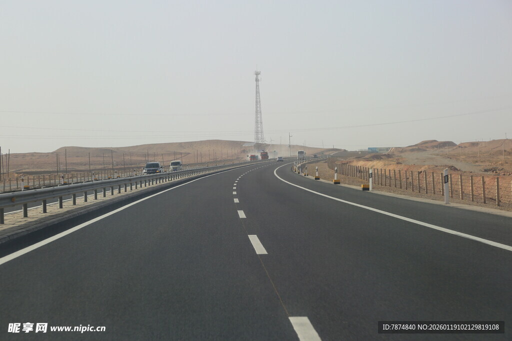空旷公路伸向远方