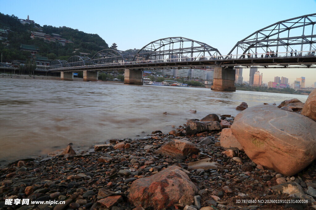 河畔桥梁风景