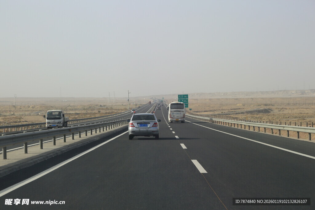 公路上行驶的汽车