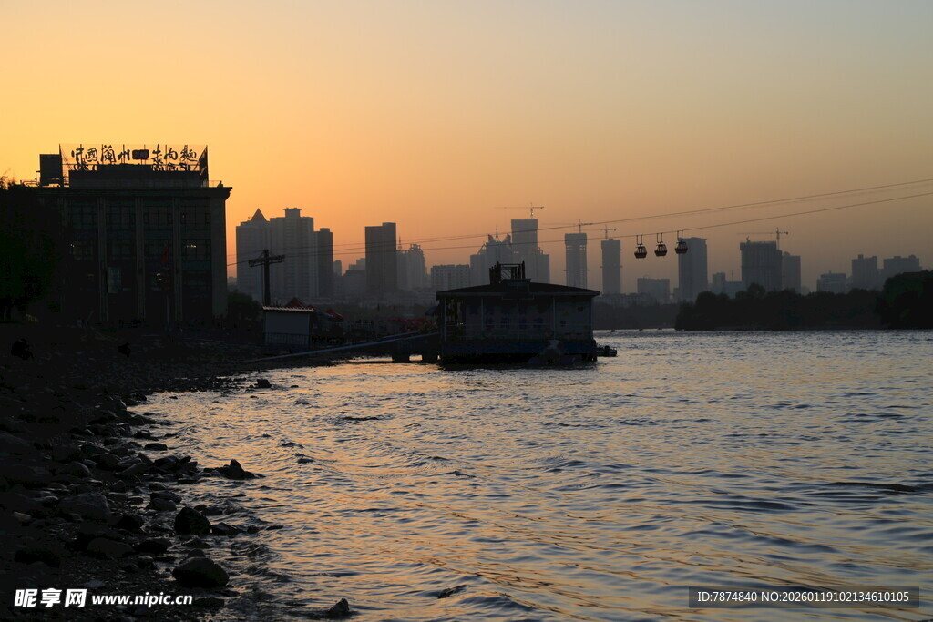黄昏下的城市江畔美景